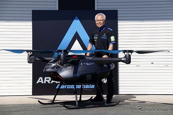 超無人機「AZ-1000」と開発者の荒瀬国男氏《写真提供 會澤高圧コンクリート》