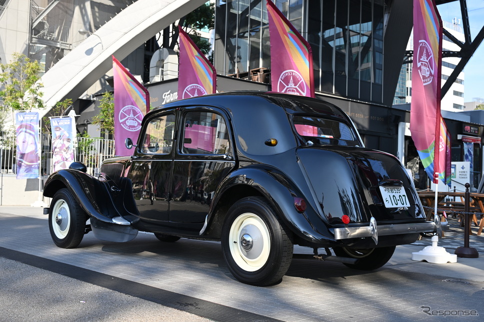 「シャンゼリゼの風」展で展示されたシトロエンの車両《写真撮影 廣井誠》