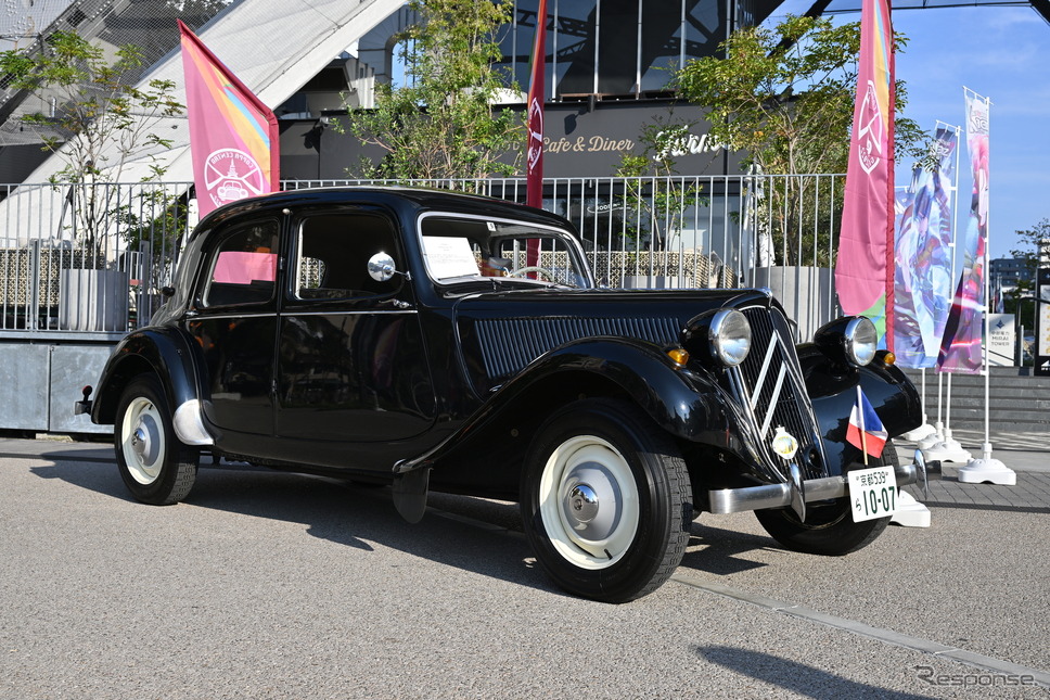「シャンゼリゼの風」展で展示されたシトロエンの車両《写真撮影 廣井誠》