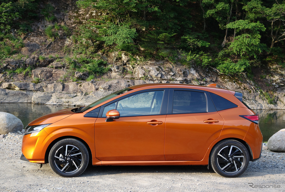 日産 ノート X FOURのサイドビュー。グラスエリアをなるべく大きく取ろうという意図が見える。《写真撮影 井元康一郎》