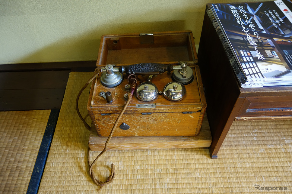 昭和初期の磁石式携帯電話が展示されていた。沖電気製。《写真撮影 井元康一郎》