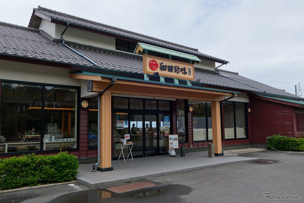 島根・大田市のはずれ、五十猛の海岸近くにある和田珍味。内部にカフェが出来ていた。《写真撮影 井元康一郎》