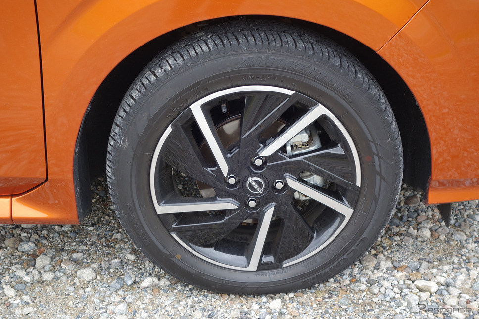 ノートAWDのタイヤは185/60R16サイズのエコタイヤ。これですごい走りを実現する電動AWDの威力には驚くばかりだった。《写真撮影 井元康一郎》