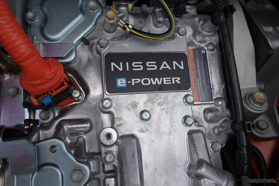 パワーコントロールユニットには日産のシリーズハイブリッドシステム「e-POWER」の文字が。《写真撮影 井元康一郎》
