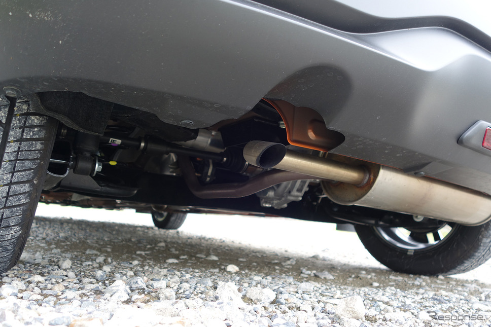 車体後部の床下は高出力型の電気モーターを配置したためレイアウトがぎっちり。排気管のサイレンサーも床下にはみ出さんばかりの状態だった。《写真撮影 井元康一郎》