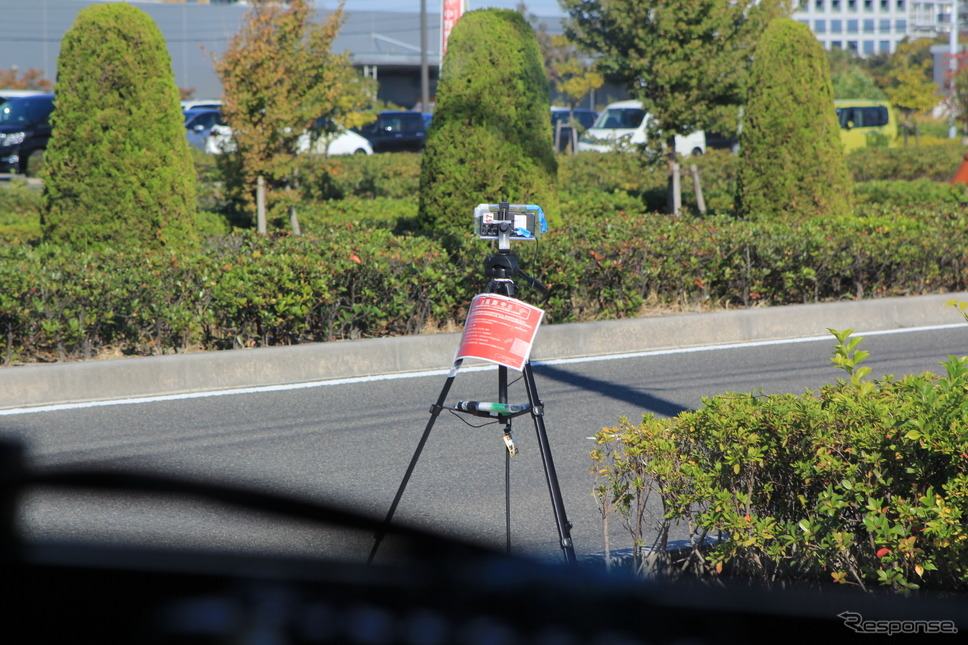 エヌ・ティ・ティ・コミュニケーションズの5Gスマホによる路側カメラ監視《写真撮影 編集部》