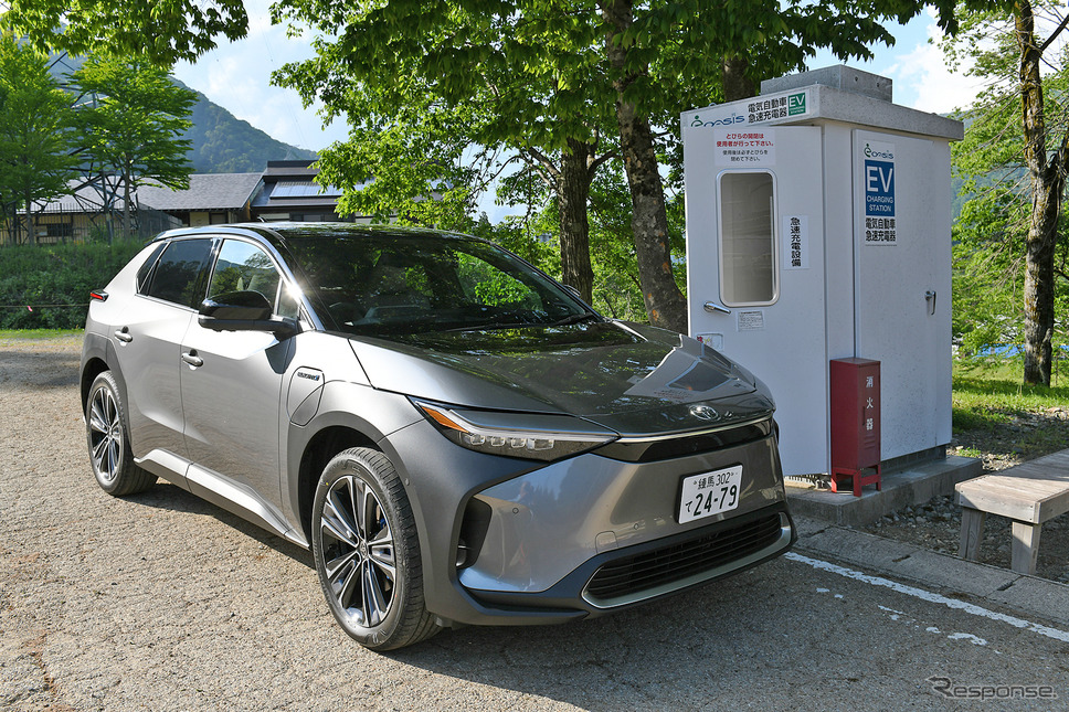 急速充電中のトヨタ bZ4X《写真撮影 中野英幸》