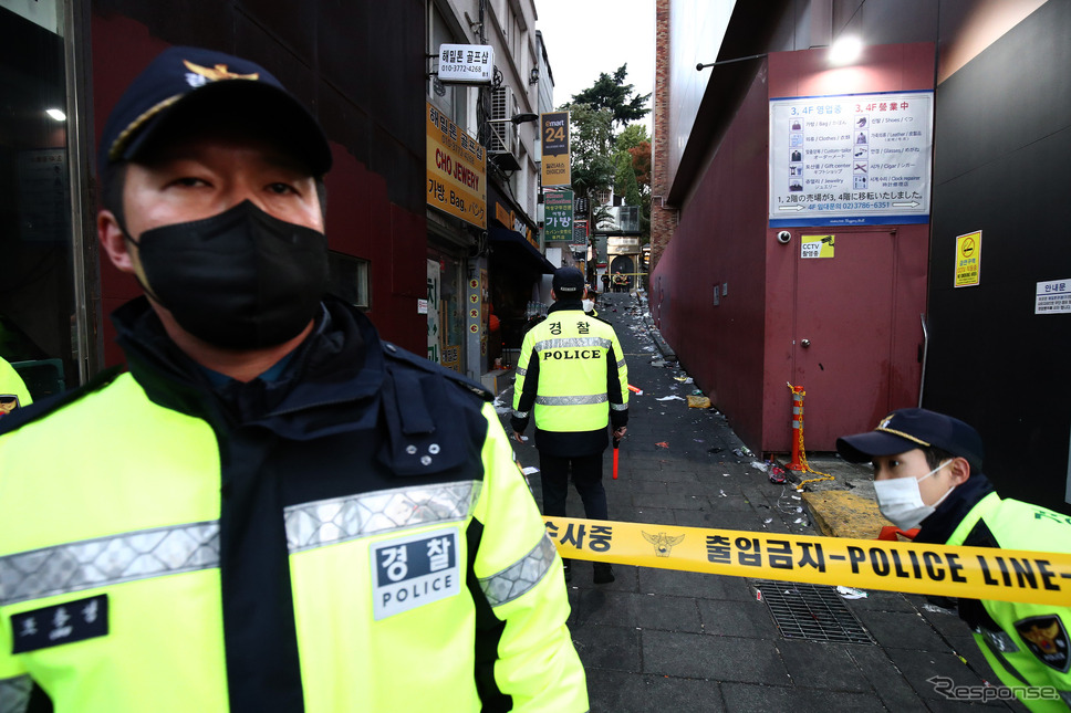 群衆雪崩の起きた韓国ソウル市の現場《Photo by Chung Sung-Jun/Getty Images News/ゲッティイメージズ》