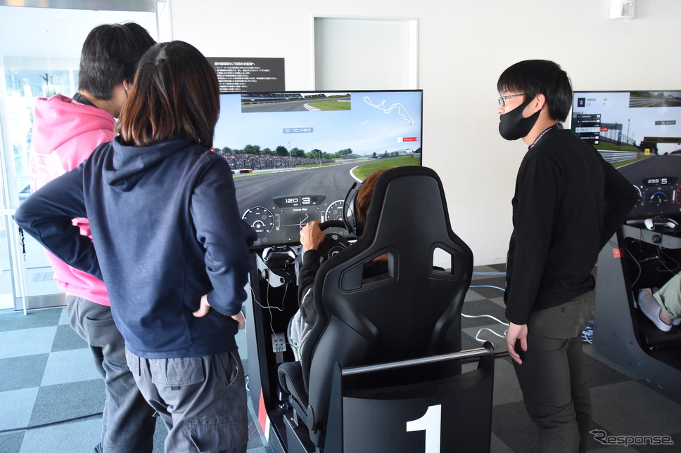 選手の走行を見守るチームメイト《写真撮影 中野龍太》