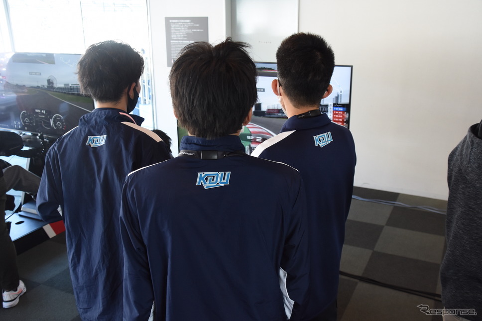 選手の走行を見守るチームメイト《写真撮影 中野龍太》