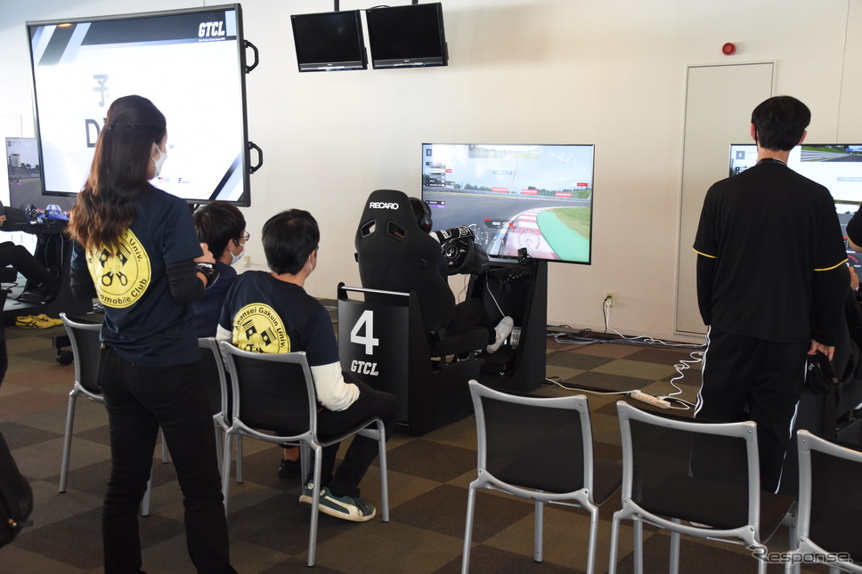選手の走行を見守るチームメイト《写真撮影 中野龍太》