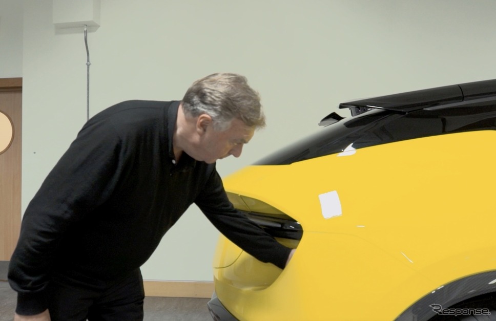 ロータスのデザインを統括するピーター・ホルバリー氏(動画スクリーンショット)