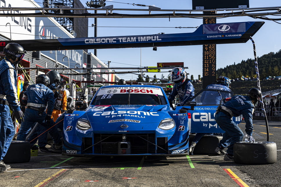 GT500クラスチャンピオン#12 カルソニック IMPUL Z(平峰一貴/ベルトラン・バゲット)のピットシーン《撮影 益田和久》