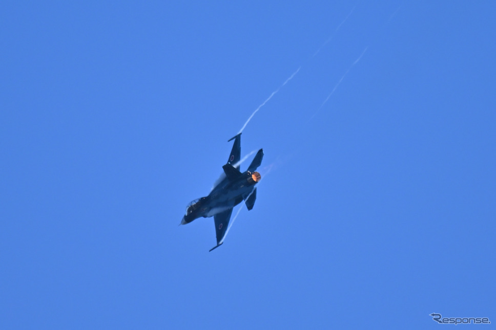 SUPER GTでウェルカムフライトを行う航空自衛隊F-2B戦闘機《写真撮影 雪岡直樹》