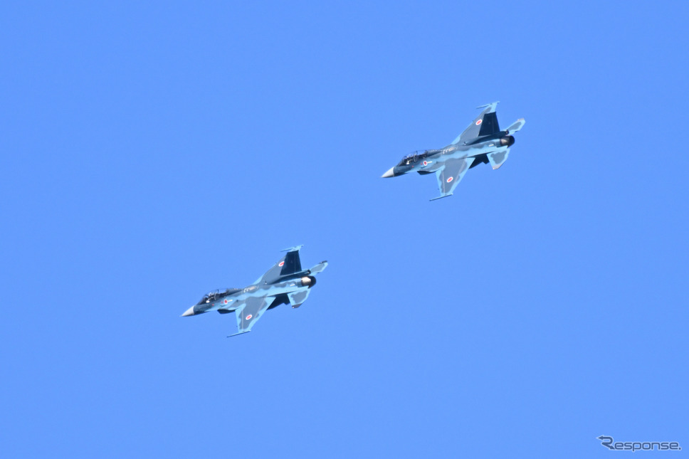SUPER GTでウェルカムフライトを行う航空自衛隊F-2B戦闘機《写真撮影 雪岡直樹》
