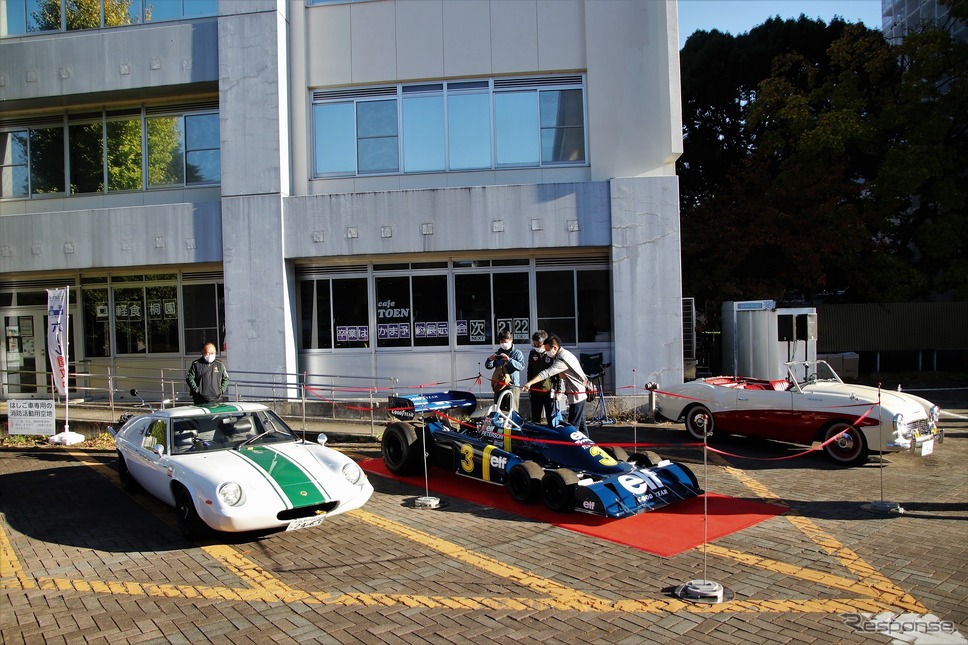 特別展示のロータス 47GT(左)とタイレルP34レプリカ(右)《写真撮影 内田俊一》