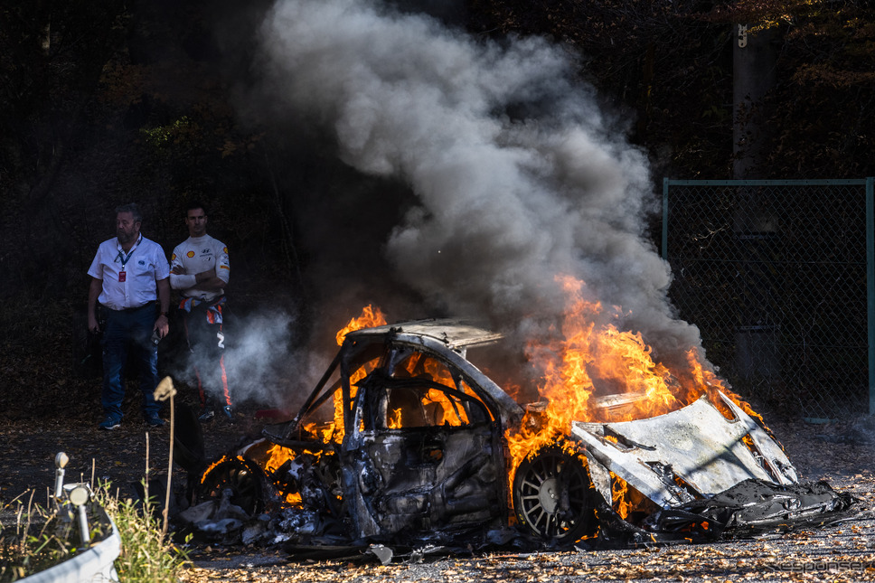 ヒョンデ勢の一角、#6 ソルドのマシンが炎上（ソルドとコ・ドライバーは無事）。《Photo by Red Bull》