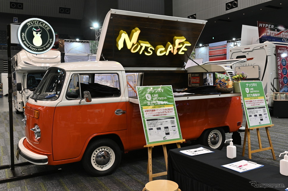 福岡キャンピングカーショー2022に出展したカフェ風のキッチンカー《写真撮影 廣井誠》