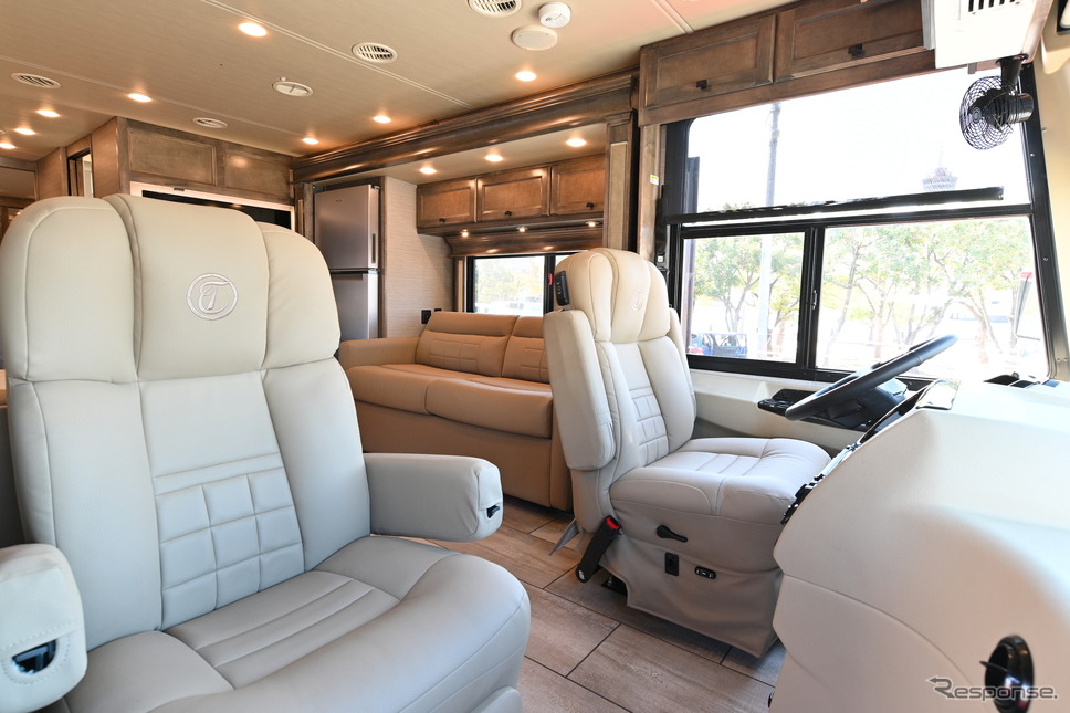 ティフィン「アレグロ ブリーズ33BR」の運転席《写真撮影 廣井誠》