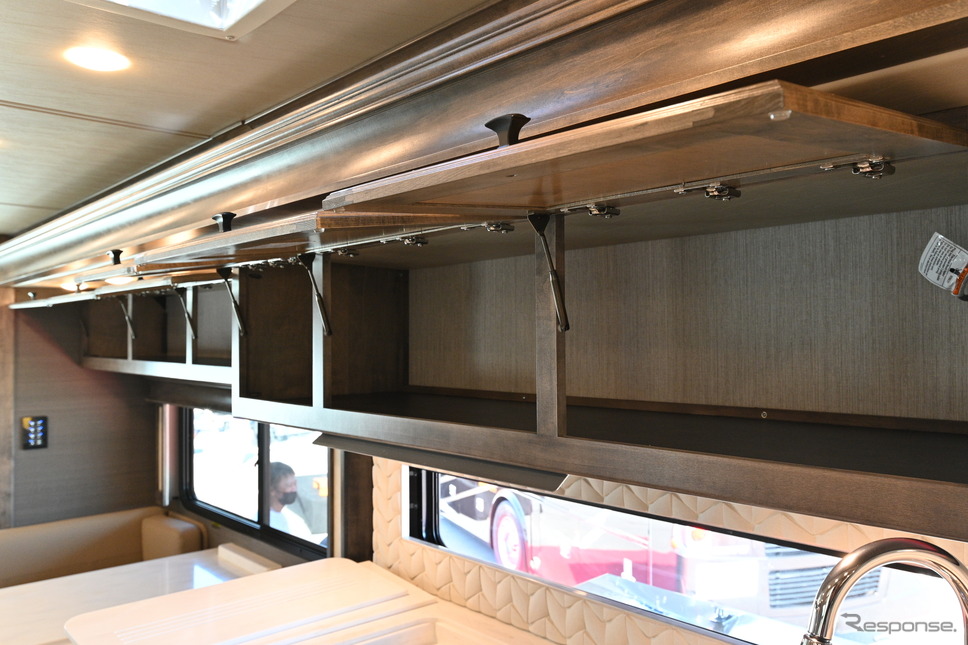 ティフィン「アレグロ ブリーズ33BR」の天井収納《写真撮影 廣井誠》