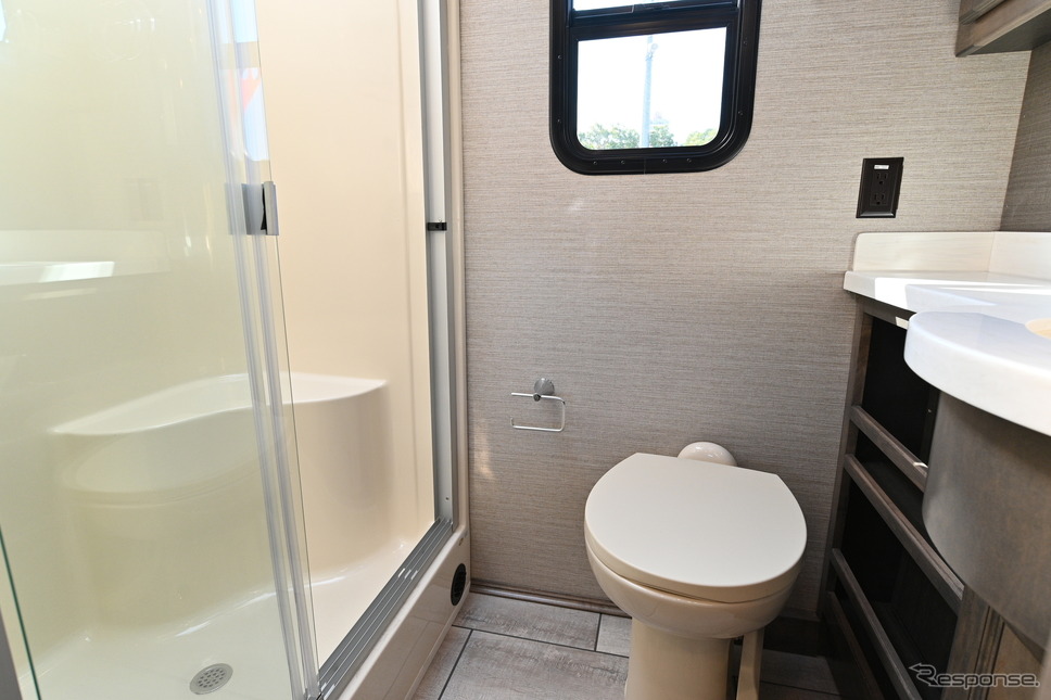 ティフィン「アレグロ ブリーズ33BR」のユニットバス《写真撮影 廣井誠》