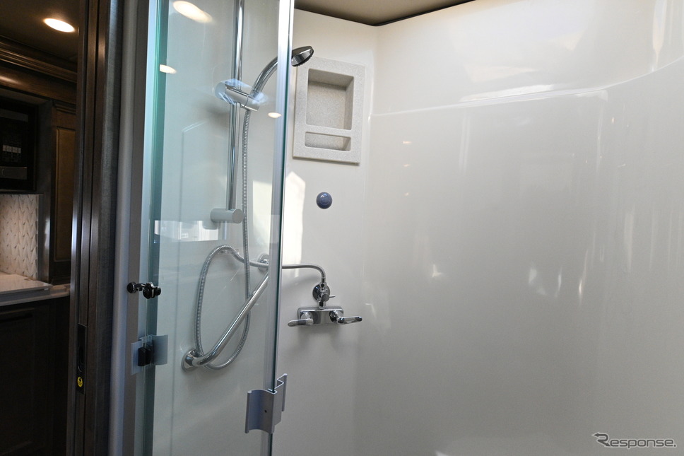 ティフィン「アレグロ ブリーズ33BR」のユニットバス《写真撮影 廣井誠》