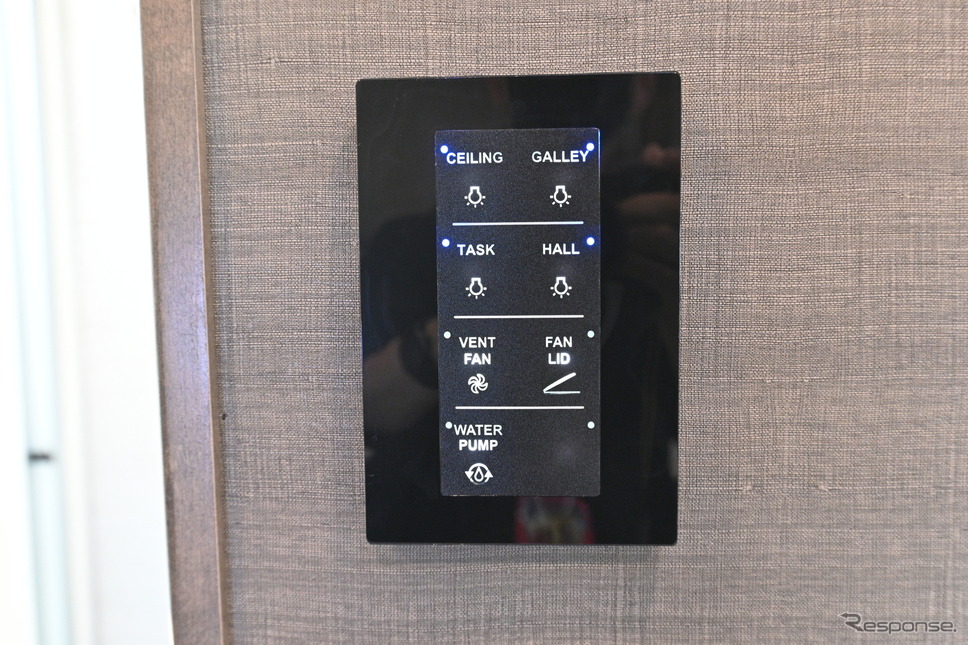 ティフィン「アレグロ ブリーズ33BR」の各機能の使用状況などを示すオアネル《写真撮影 廣井誠》