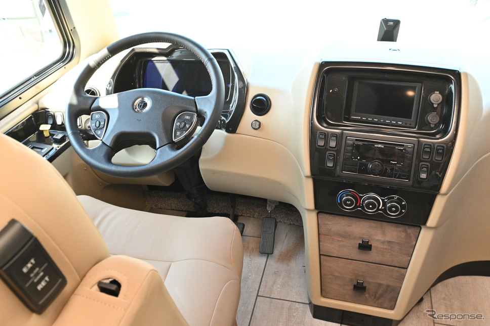 ティフィン「アレグロ ブリーズ33BR」の運転席《写真撮影 廣井誠》