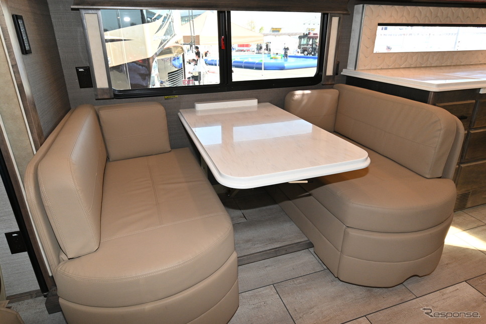 ティフィン「アレグロ ブリーズ33BR」のダイネット《写真撮影 廣井誠》
