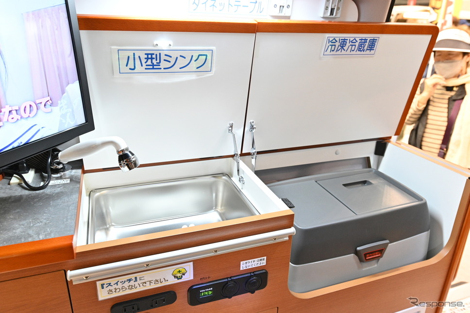 キャンピングカー広島「ピコ」の冷蔵庫とシンク《写真撮影 廣井誠》
