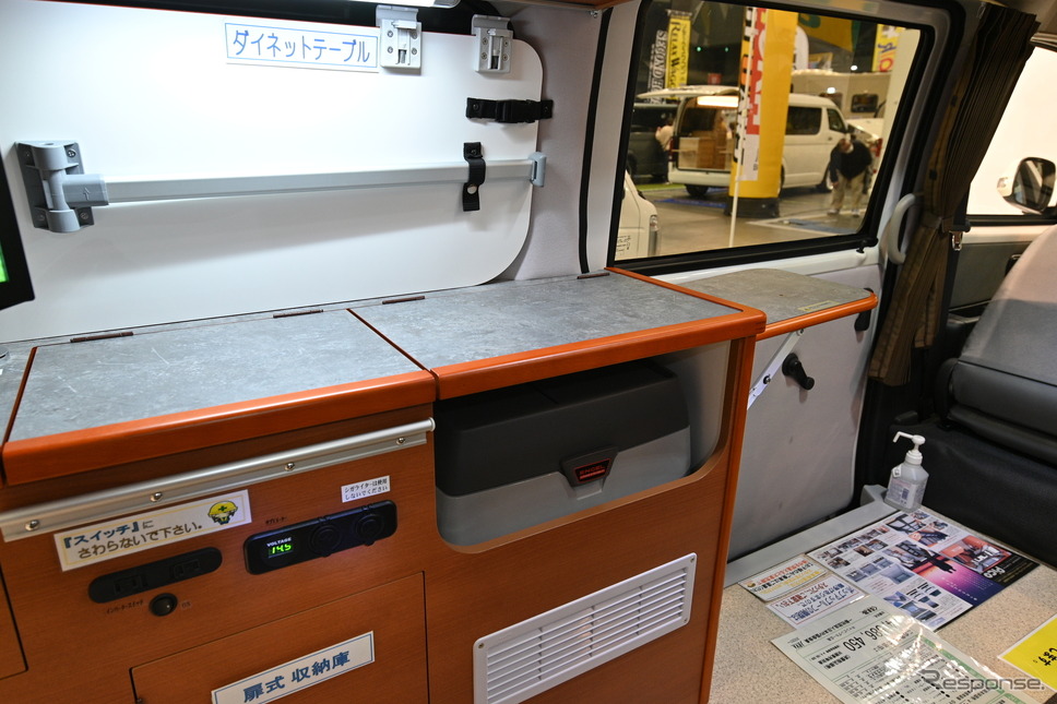 キャンピングカー広島「ピコ」の調理台《写真撮影 廣井誠》