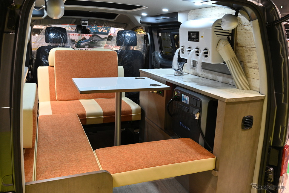 カーショップスリーセブン「NVアレグロ」の室内《写真撮影 廣井誠》