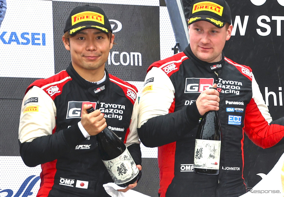 ラリージャパンで3位となった勝田貴元（左／右はコ・ドライバーのアーロン・ジョンストン）。《Photo by TOYOTA》