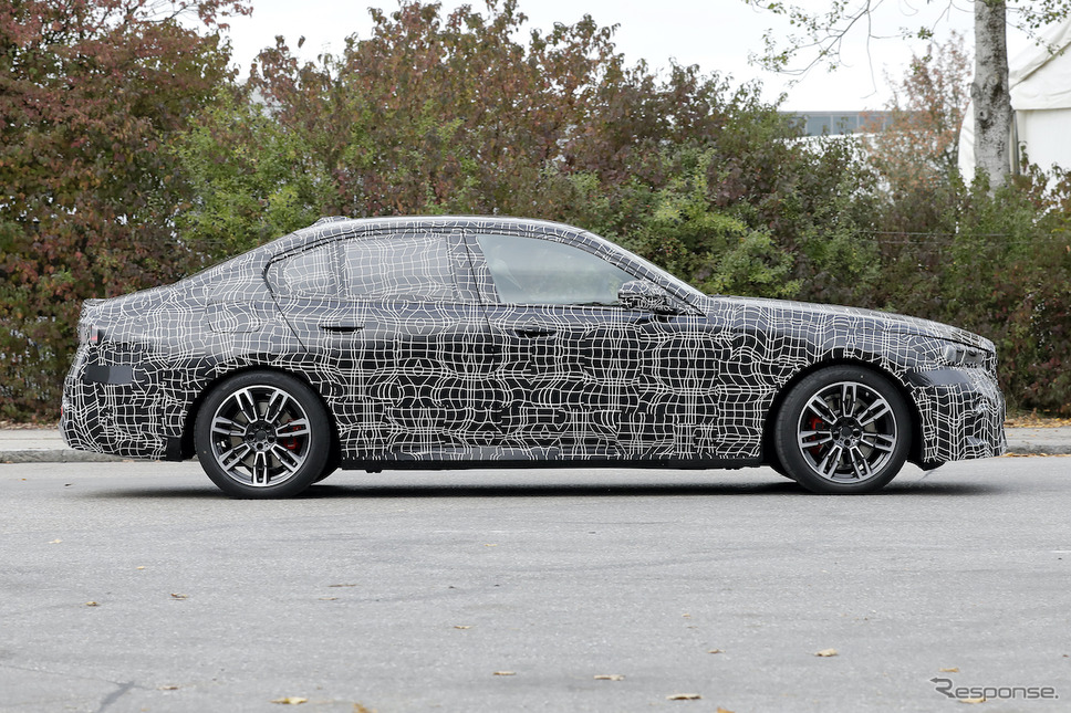 BMW 5シリーズ 次期型 プロトタイプ（スクープ写真）《APOLLO NEWS SERVICE》