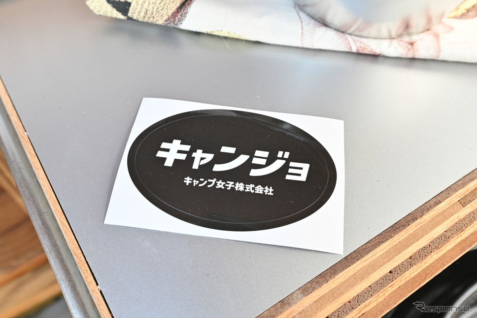 キャンプ女子のロゴ入りステッカー《写真撮影 廣井誠》
