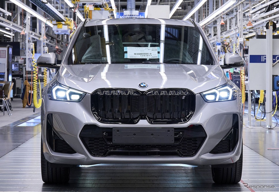 BMWグループのドイツ・レーゲンスブルク工場で生産を開始したBMW iX1《photo by BMW》