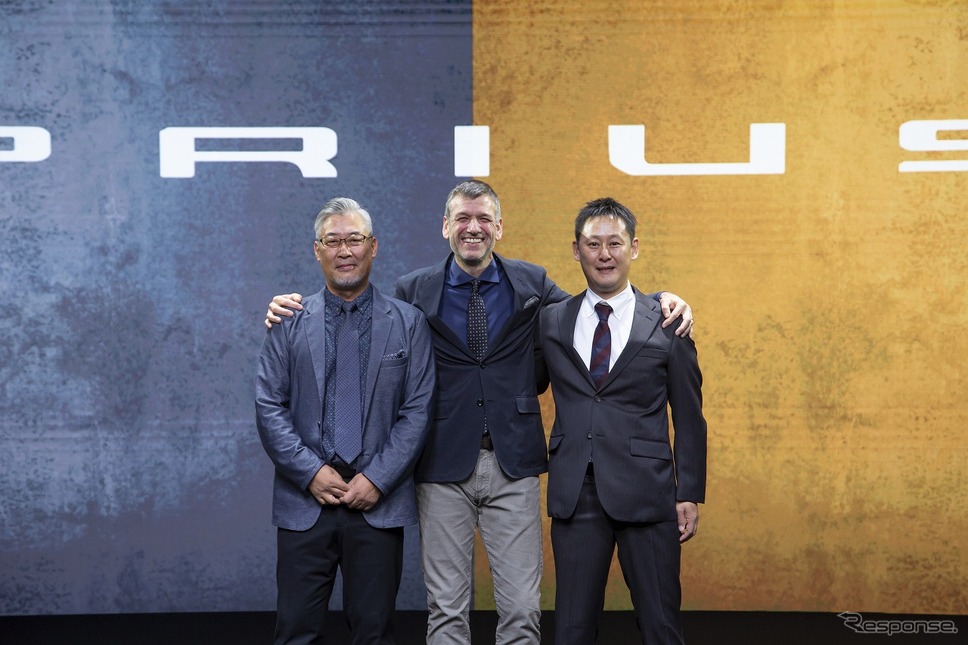 左から藤原裕司 プロジェクトチーフデザイナー、サイモン・ハンフリーズ デザイン統括部長、大矢賢樹 製品企画 ZF 主査《写真提供：トヨタ自動車》