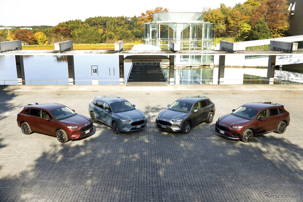 ホンダ ZR-V(両端がプレミアムクリスタルガーネット、中左がノルディックフォレストパール、中右がプラチナグレー)《写真撮影 小林岳夫》