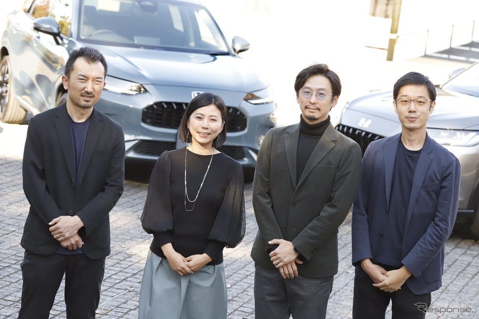(左から)エクステリアデザイン担当の田村敬寿氏、カラー・マテリアル・フィニッシュ担当の後藤千尋氏、インテリアデザイン担当の上野大輝氏、パッケージ担当の伊藤智広氏《写真撮影 小林岳夫》