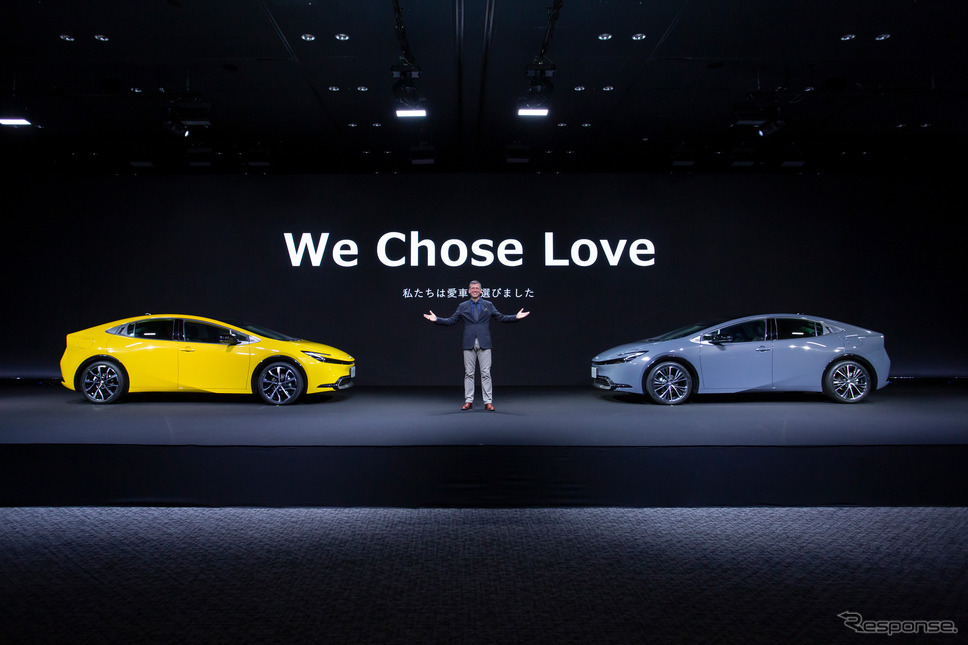 トヨタ プリウス 新型とデザイントップのサイモン・ハンフリーズ氏《写真提供 トヨタ自動車》