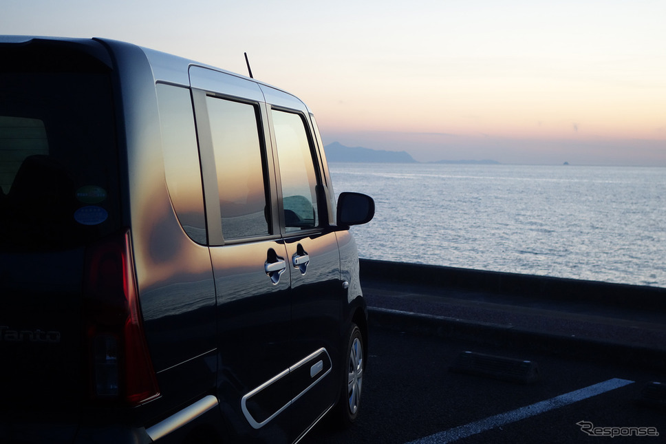 夕日の残照を当てると非常に精密なプレス面であることがわかる。軽自動車のコストでこれだけの板金加工を安定して行うのはすごい。《写真撮影 井元康一郎》