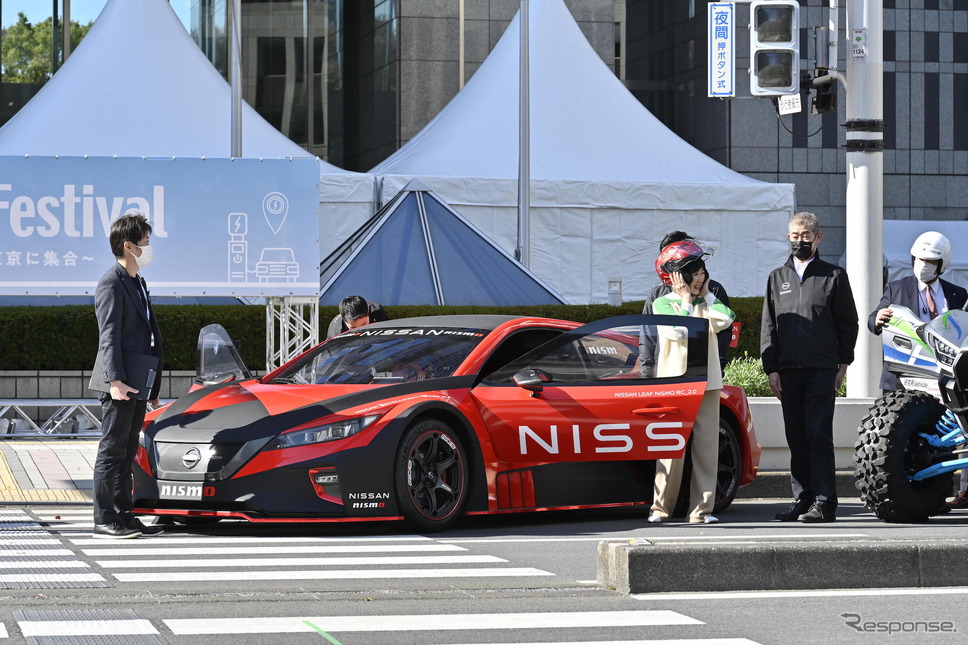 小池知事同乗試乗《写真提供 ZEV-Tokyo Festival PR事務局》