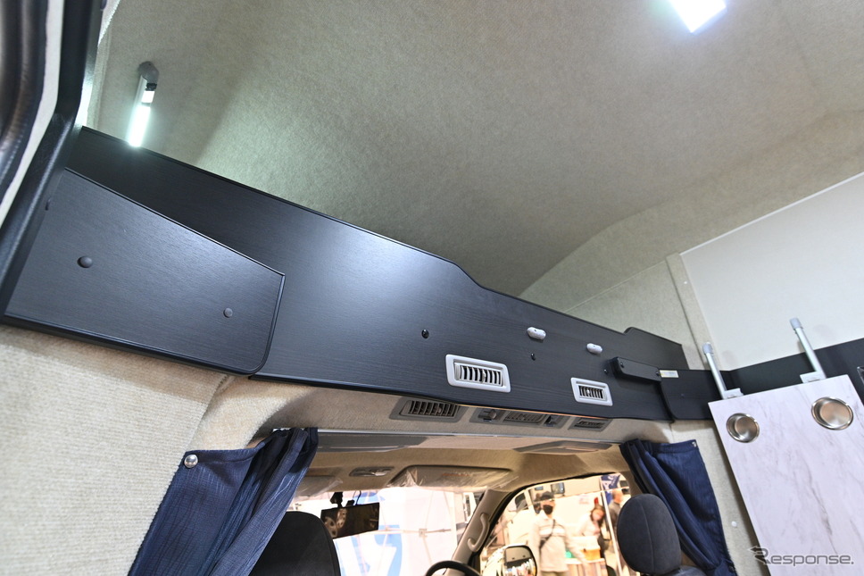 RVトラスト「TR500 C-LHのバンクベッド《写真撮影 廣井誠》