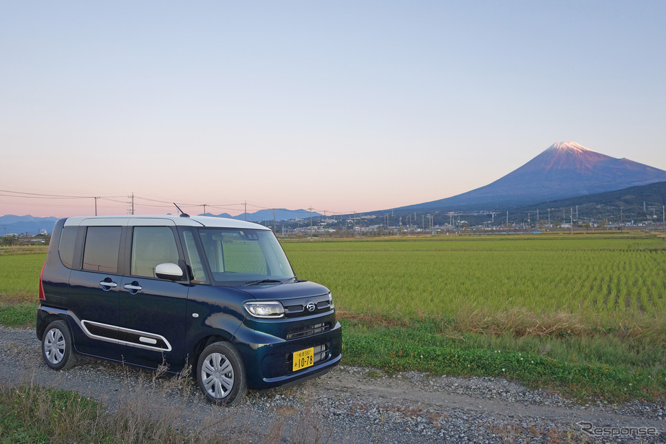 黎明の富士山をバックに記念撮影。《写真撮影 井元康一郎》