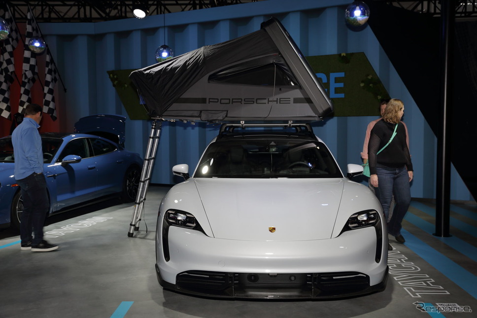 ポルシェブースに展示された、ルーフテントを装着したタイカン・クロスツーリスモ《写真撮影 南陽一浩》