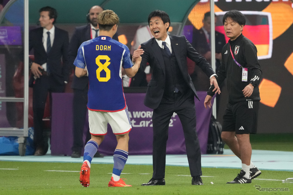 W杯、ドイツ対日本、チーム大会初得点を決めた#18堂安と祝福する森雄監督《Photo by Etsuo Hara/Getty Images Sport/ゲッティイメージズ》