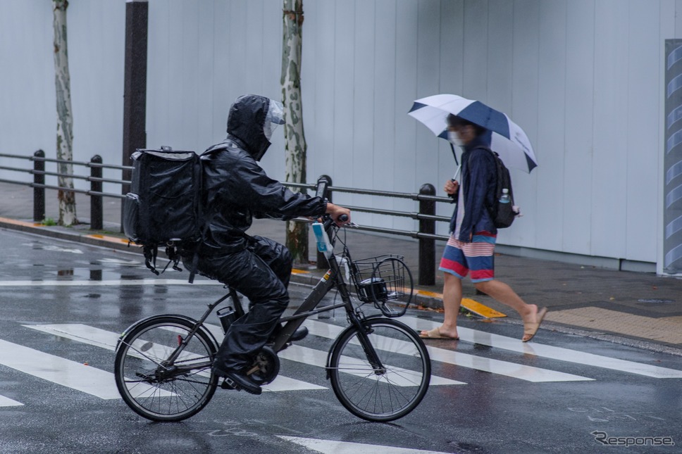 雨の日の自転車、カッパは傘より本当に安全なのか？意外な実験結果が明らかに（写真はイメージ）《写真AC》