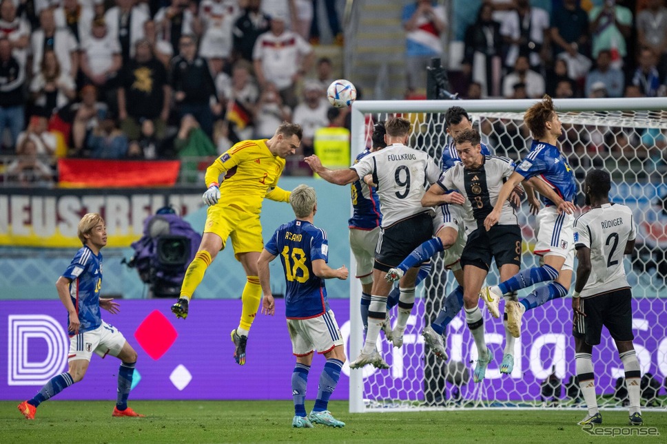W杯ドイツ対日本終盤、キーパーまで加わってのドイツの攻撃を凌ぐ日本代表《Photo by Sebastian Frej/MB Media/Getty Images Sport/ゲッティイメージズ》