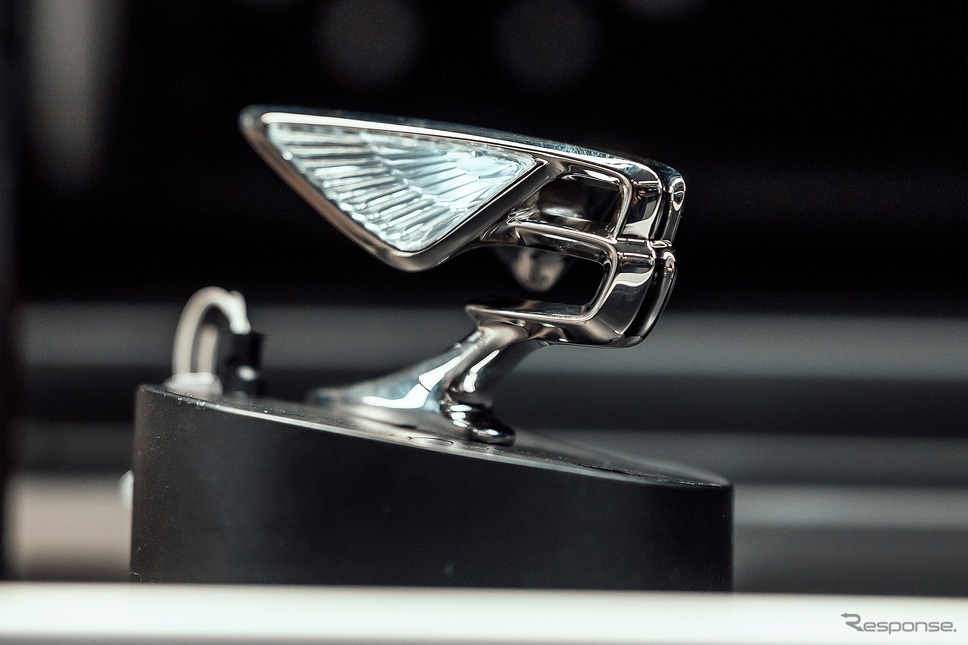 ベントレー・フライングスパー 新型の格納式フードマスコット「フライングB」《photo by Bentley》