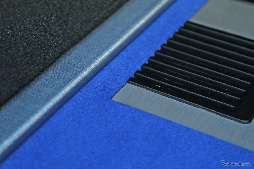 ブルー、シルバーのフロアまわりのカラーリングに加えてシルバー／ブラックのユニットとのカラーコンビもシンプルで美しい。
